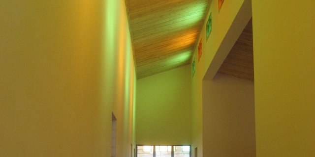 Il corridoio che collega le aule della struttura scolastica alla sala riservata ai giochi