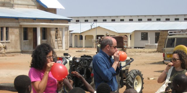 Insieme a Maria Pia e Michela si gonfiano i palloncini ....