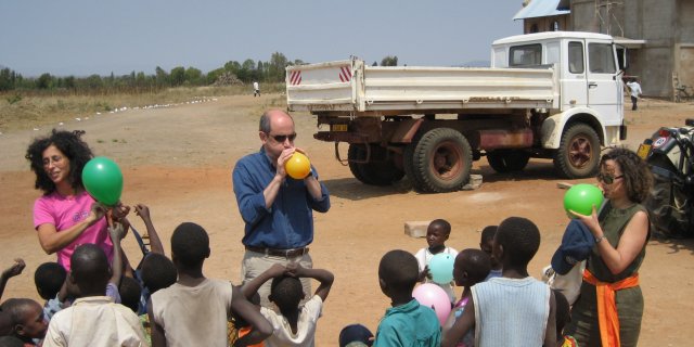 ... per poi regalarli ai bambini del villaggio