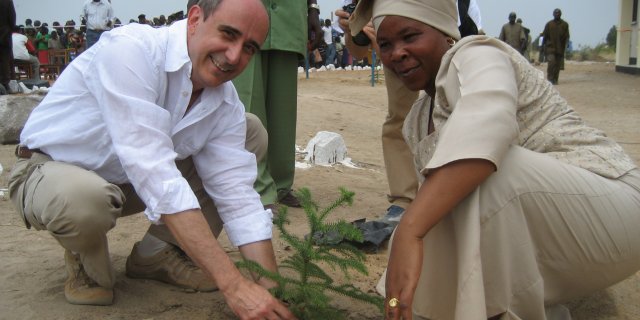 La tradizione impone durante la cerimonia di apertura di piantare alcuni alberelli