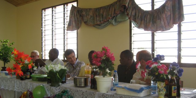 Il tavolo d'onore imbastito per il pranzo di inaugurazione dell'asilo