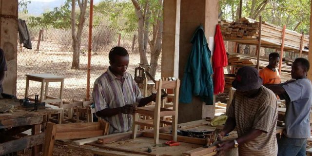 I falegnami di Kongwa alle prese con la realizzazione dell'arredo scolastico