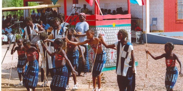 Balli tradizionali durante una festa popolare