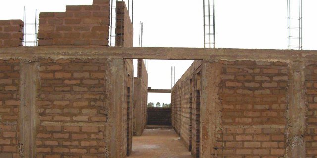 Vista di uno dei corridoi dell'asilo in costruzione