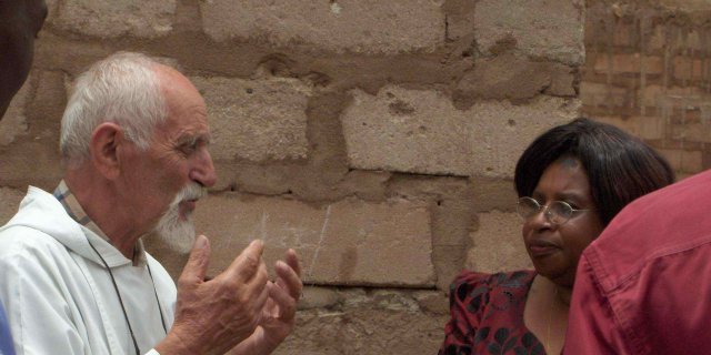 Un momento della posa della targa in presenza delle autorità locali