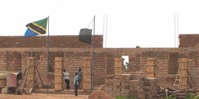 Preparazione delle armature dei pilastri e delle travi di sostegno della copertura