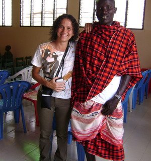 Lisa con un Masai