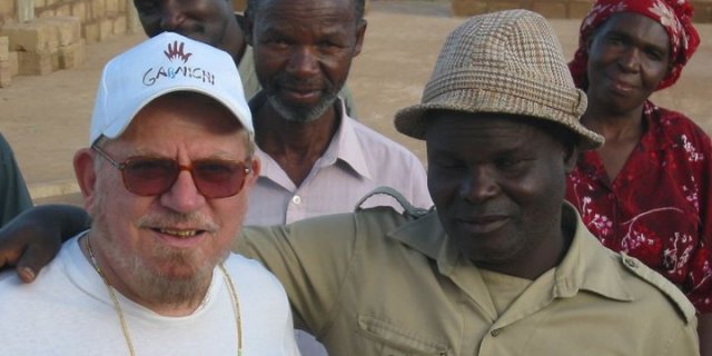 Corrado all'Orfanotrofio di Dodoma.jpg