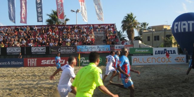 Milano in attacco con conclusione di Casarsa