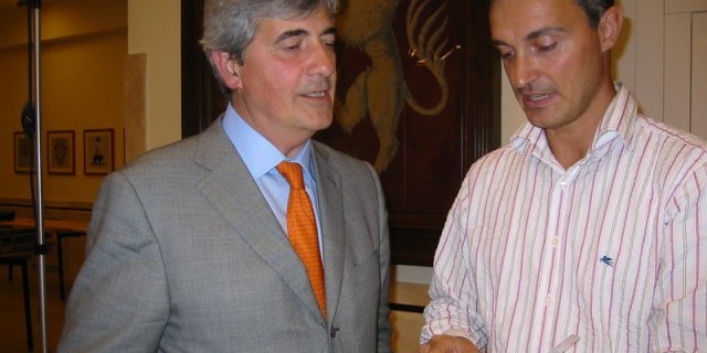 La pubblicazione fotografica viene mostrata al Priore