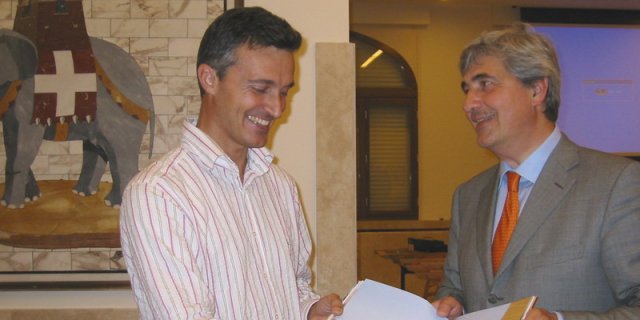 Consegna de 'Attraverso l'Obbiettivo' al Priore Massimo Brogi